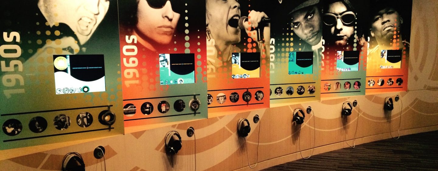 El Museo del Grammy añade 200 audífonos custom AKG para exhibiciones y programas