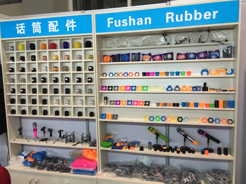 Fushan Rubber Una de las centenas de stands con piezas de equipos