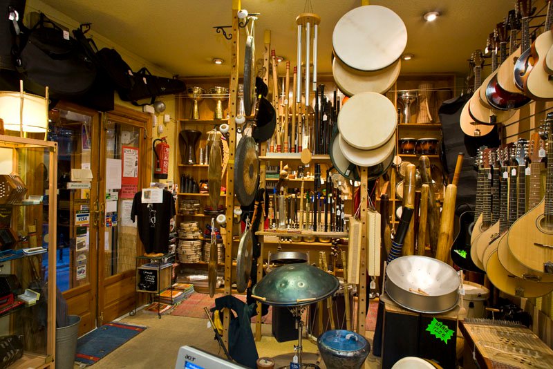ir de compras varonil Absurdo La exótica tienda de instrumentos Tununtunumba | Musica y Mercado