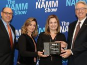 Izzo recibe premio en NAMM Show