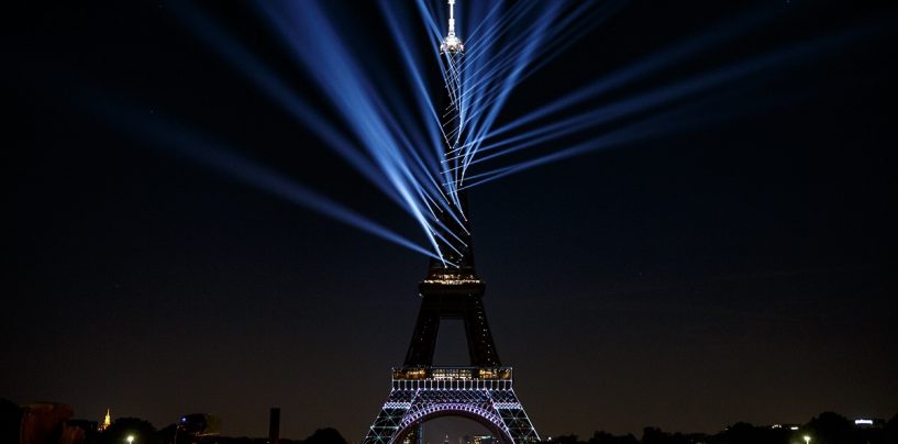 El 130 aniversario de la Torre Eiffel se iluminó con Proteus Hybrid de Elation